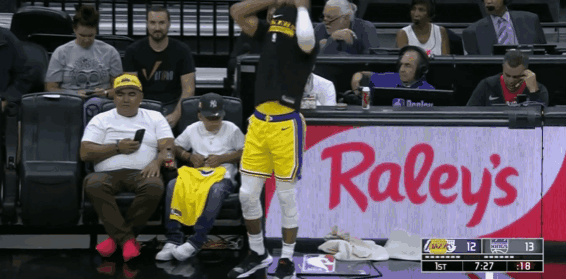 比赛首节还剩7分27秒时,威斯布鲁克替补登场了吗,比赛首节还剩7分27秒时,威斯布鲁克替补登场多少次,威斯布鲁克27秒12分,威斯布鲁克41分