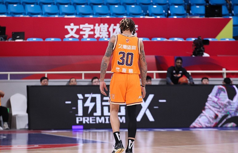 记者:比斯利将与上海男篮协谈解约,目前正在寻找接替者