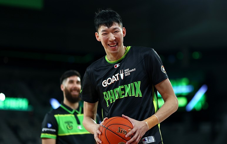 澳洲nbl联赛:凤凰上半场落后布里斯班子弹,周琦2分1篮板