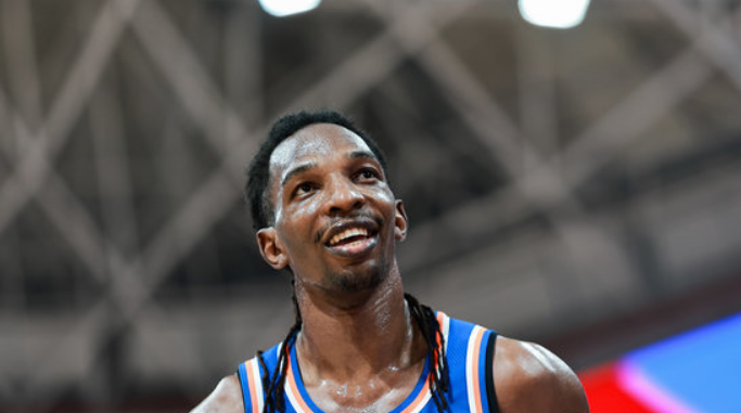 塔比特全场出战28分钟,9中6得到15分13篮板9盖帽