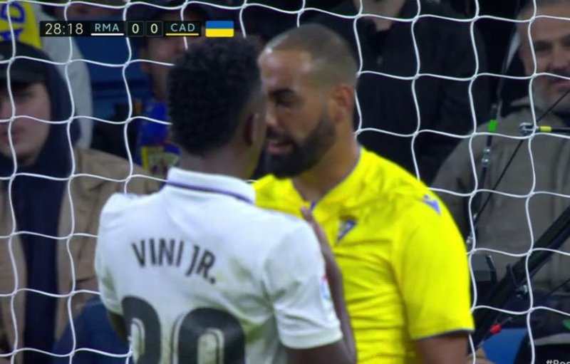 加迪斯球员中场休息找到维尼修斯:你以为你是贝利?