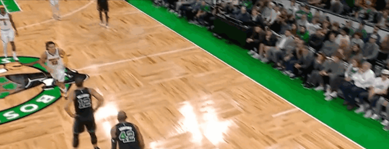 戈登回防中忽然将格威撞到,裁判回看后吹罚戈登一级恶意