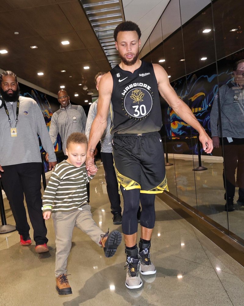 卡农·库里,库里儿子卡农,库里和卡农的合照,库里抱着小卡农的照片