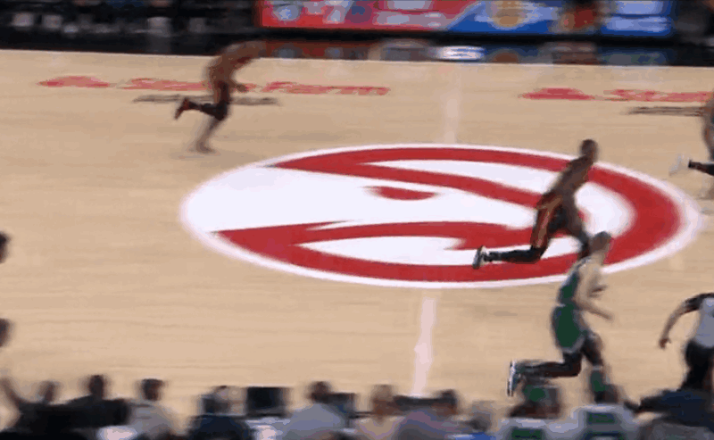 再上五大囧!塔特姆快攻反击1打0,空无一人情况下扣篮扣飞