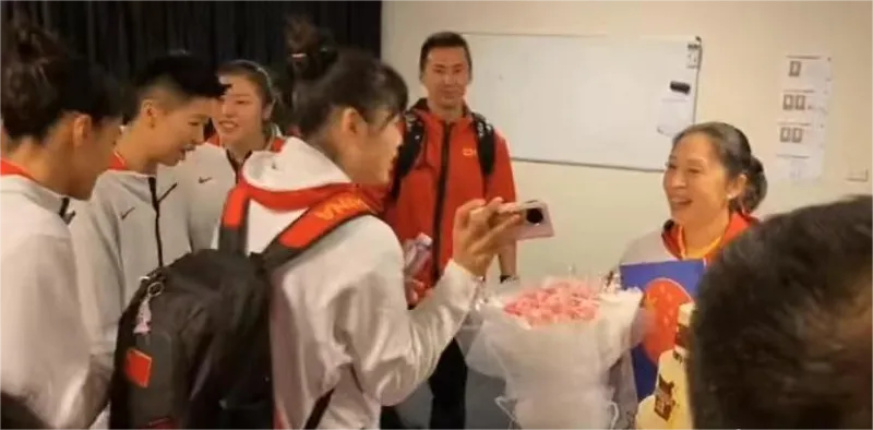 李梦晒照为郑薇和王芳庆生:祝你们生日快乐!