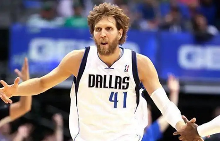 独行侠计划在圣诞大战前一天揭幕主场球馆外的诺维茨基雕像