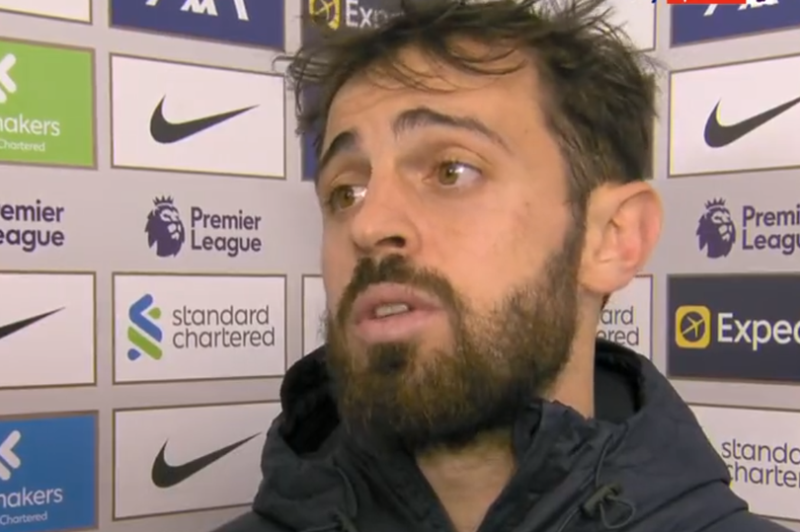 罚球中,裁判员将球至于 球触及裁判员而弹入球门