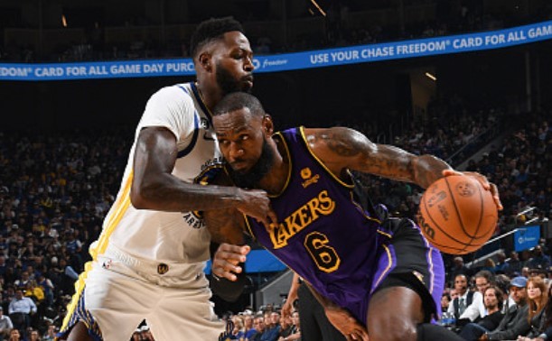 库里已进7记三分 詹姆斯连中5个全场三分