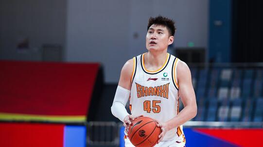 常林全场12投8中,得到21分12篮板3助攻1抢断