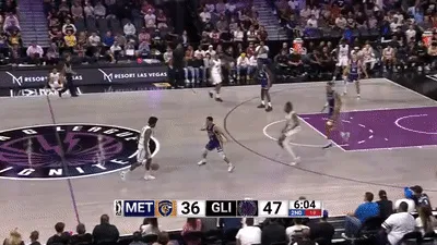 找回场子!热门新人亨德森面对文班亚马完成反手上篮