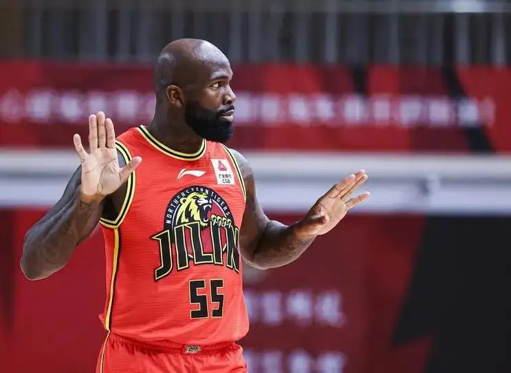 手感不佳?琼斯半场仅9分 欲扬先抑末节爆砍24分,59分,威廉姆斯一人拿球九人紧张