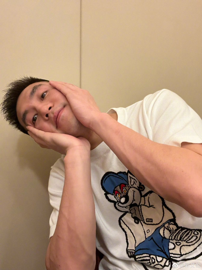 郭艾伦晒自拍照:谢谢你们祝福,我现在很快乐