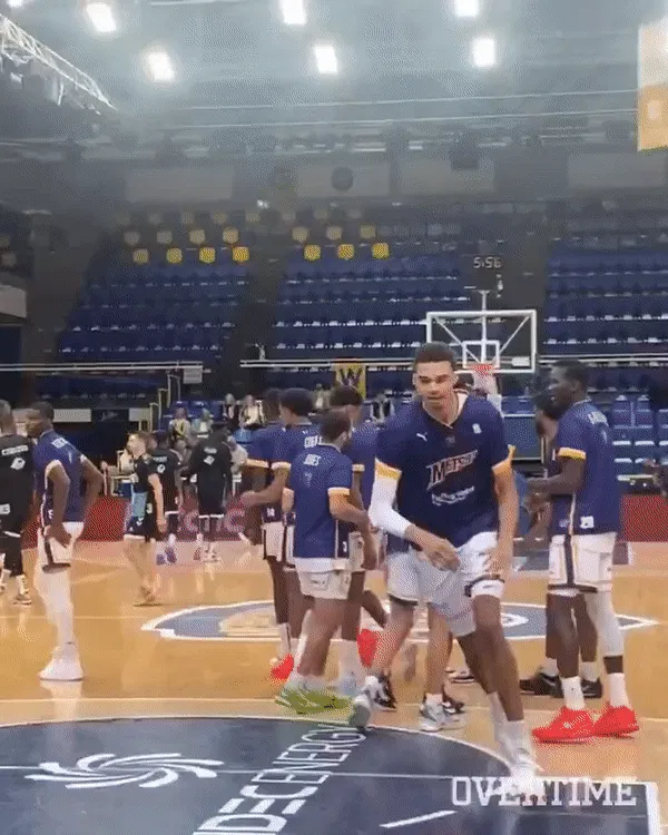 赛前仪式!文班亚马在赛前热身时轻松起跳,头撞篮板