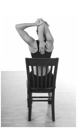 右手臂弯曲,左手放在右肘上,将右前臂放在脑后,轻轻往下压,下压到舒适的位置,维持一小段时间。换另一侧重複相同的步骤。