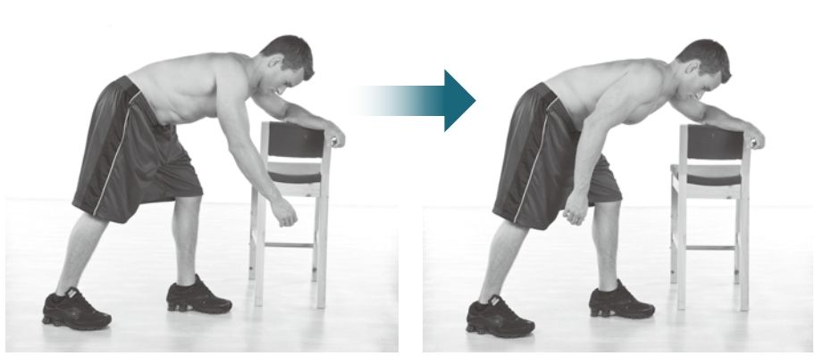 沿着身体的一侧,轻柔地前后摆动患侧的手臂,放下手臂时要用肩膀的肌肉,而不是手臂本身的重量。